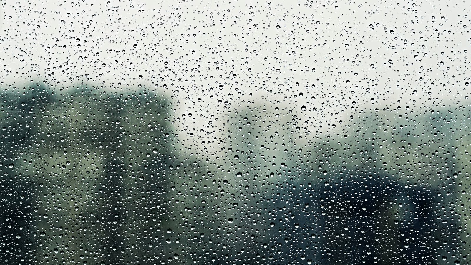雨粒のついた窓ガラス