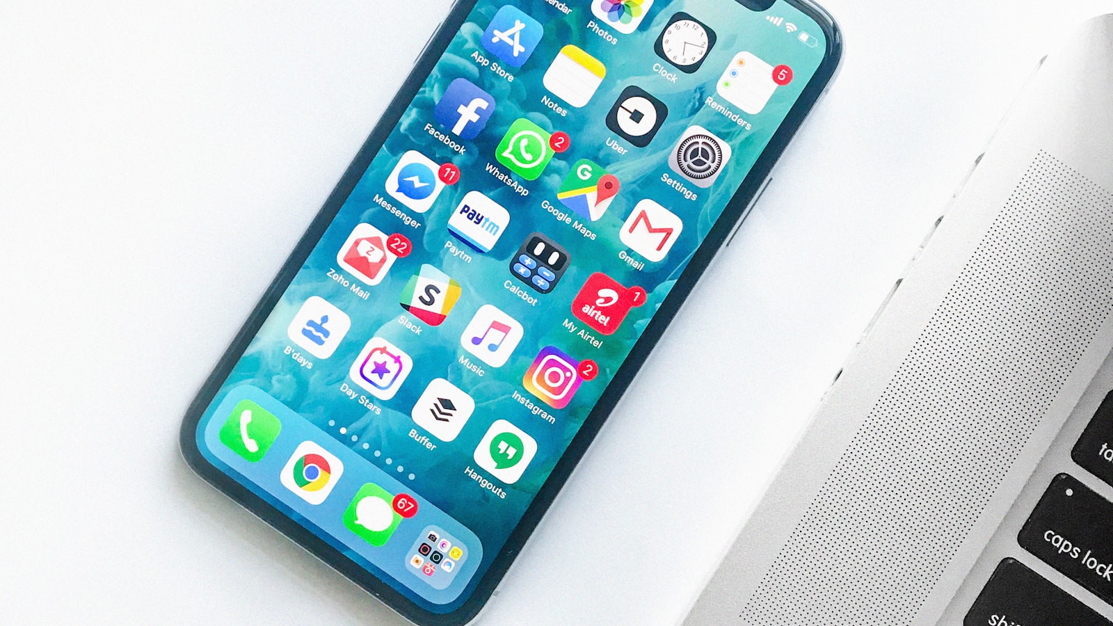 机に置いたスマートフォン