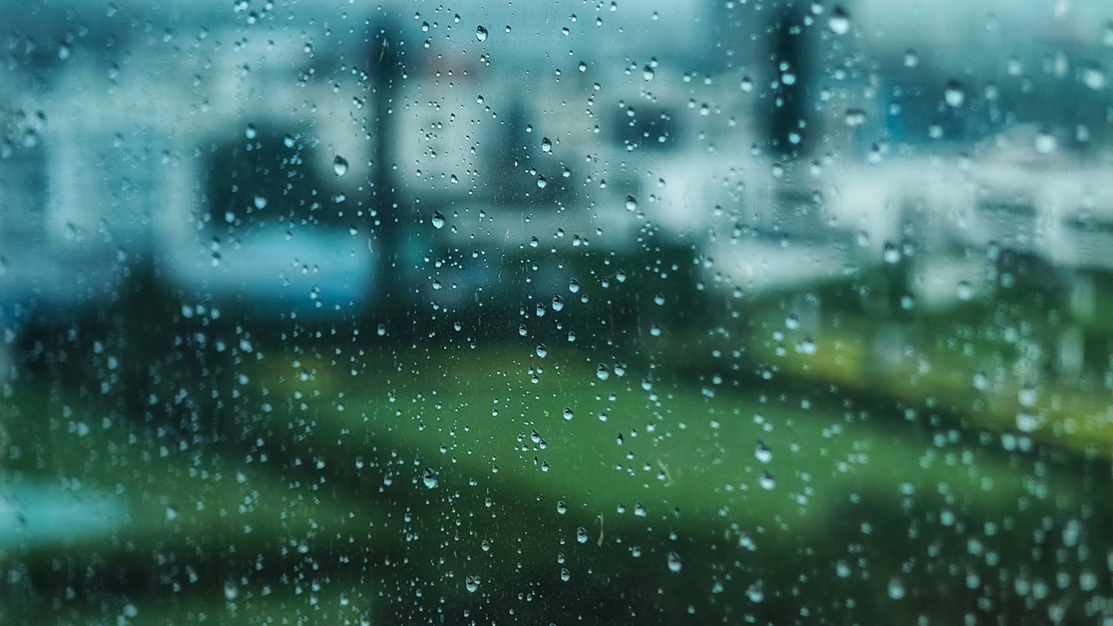 雨粒のついた窓から見た建物
