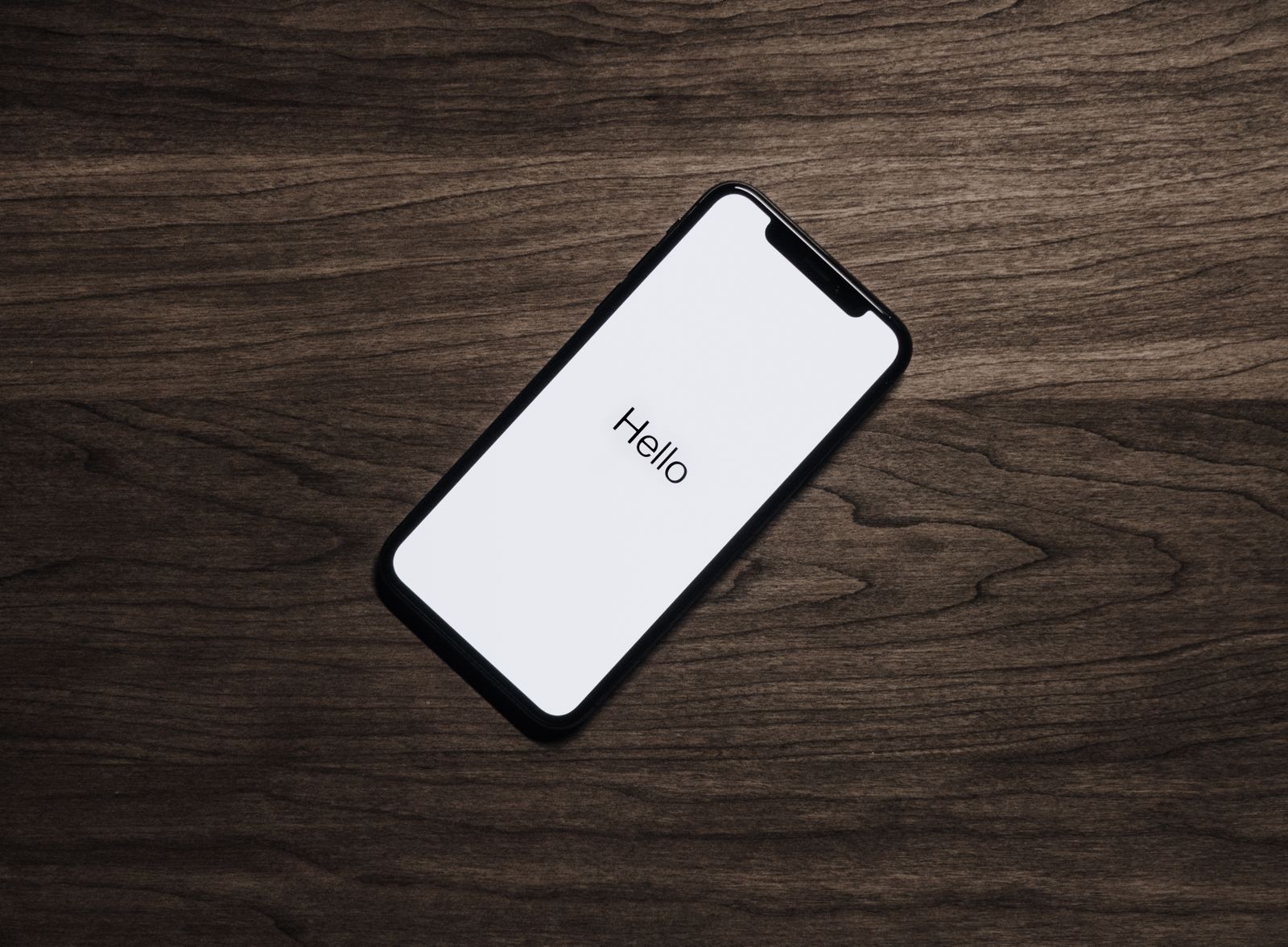 手に持ったスマートフォン