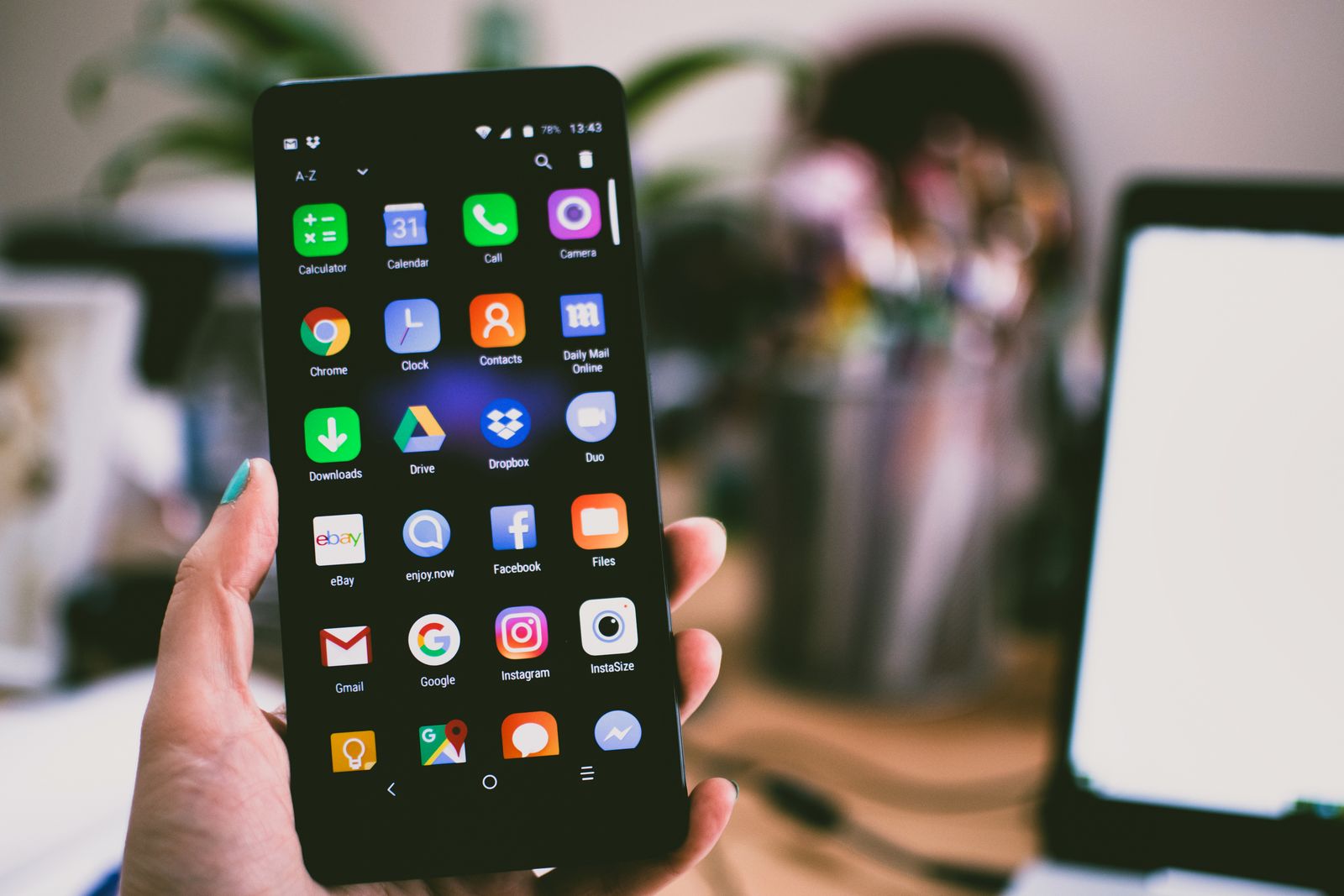 机に置いたスマホとノート